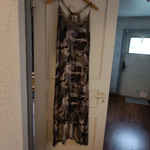 Love Forever camo klänning T0 - Sval Cisco's klänning från Live Forever Storl:T0=xs (funkar även på S) Längre bak än fram 