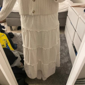 Långkjol - Lite fläckar på den, men gör troligen bort om man försöker. (Har inte testat) 