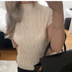 Zara fest topp🌟 - Sååå snygg, kommer tyvärr inte till någon användning 💓på sista bilden ser man en liten defekt men är inget som man lägger märke till🥰