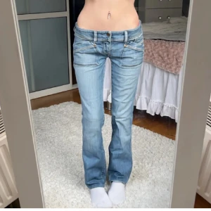 Lågmidjade Bootcut jeans diesel - Så snygga lågmidjade Bootcut jeans från diesel, storlek W27 L34. Alltså S. Har lite småskav men inget som syns eller märks. Innerbenslängd:77 midjemått:37 (x2) +stretch. Vill du köpa trycker du på köp nu, jag postar inom 24h