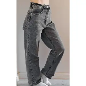 High waist jeans från HM i storlek 36 med straight leg. Har bara används ett fåtal gånger och ser i princip nya ut💛