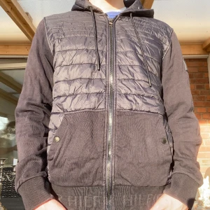 Tommy Hilfiger Cardigan  - En super fräsch Tommy hilfiger Cardigan.  Killen på bilden är 181 kg o 70 kg  Storlek M passar även L  Skriv pm för bilder o frågor 