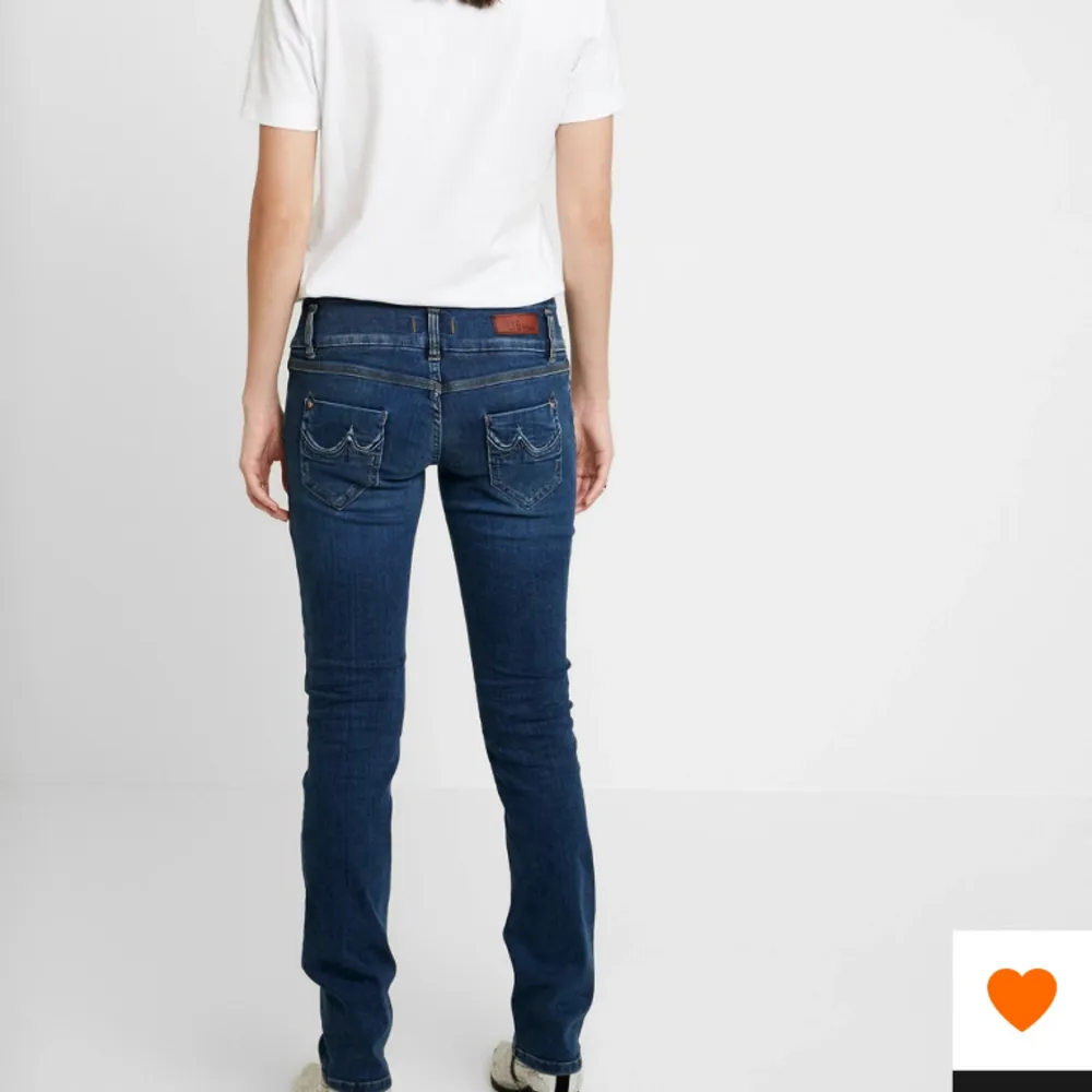 Säljer dessa helt nya ltb jeansen som värkligen är så fina och satt helt perfekt men tyvärr är för långa för mej😔dom är 25/34 köptes för 869 kr på zalando. Jeans & Byxor.
