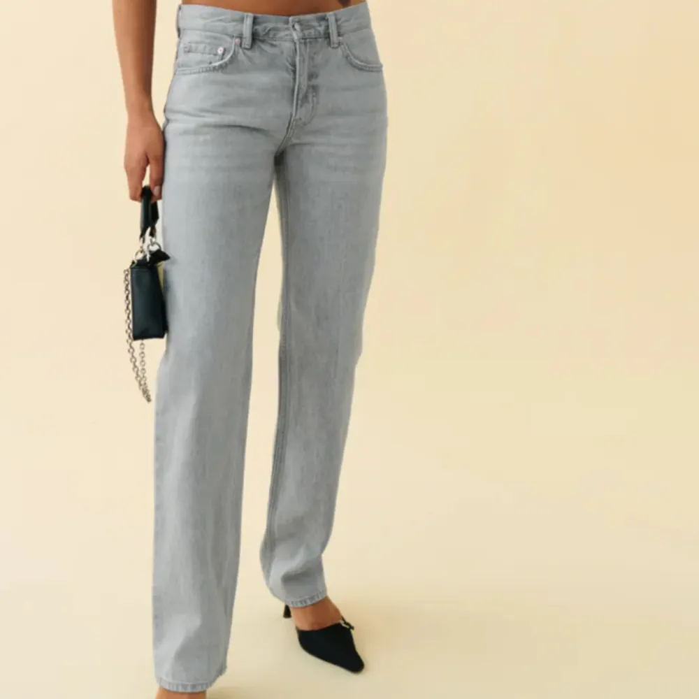 Grå low waist jeans i storlek 32 (sitter som 34)Säljer då de är för små för mig.  Nypris 499. De är i super fint skick, förutom en liten svart prick (se bild 3) inget som man tänker på eller syns på men den går tyvärr inte bort. . Jeans & Byxor.