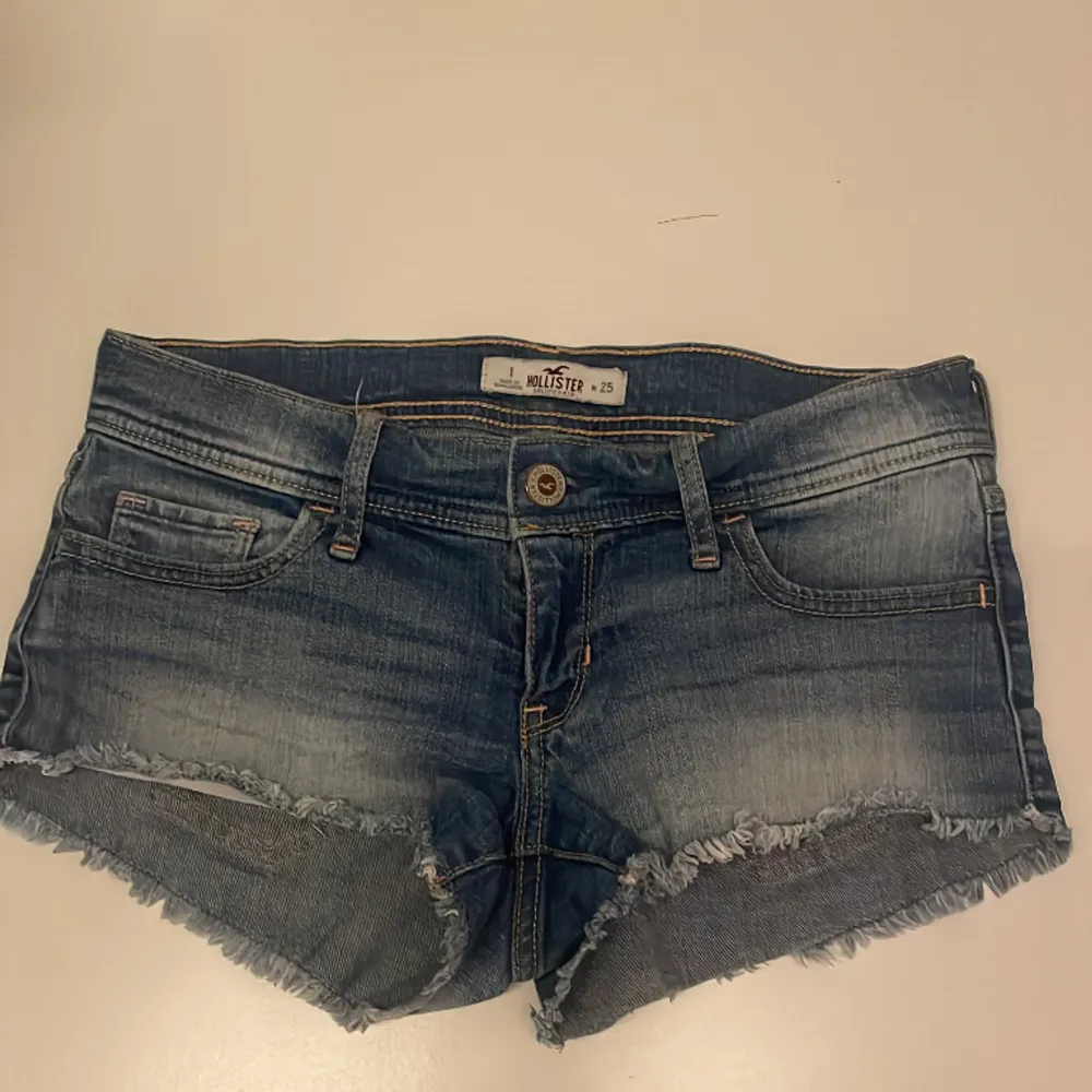 super fina lågmidjade jeans-shorts från hollister som inte säljs längre. säljer då de inte passar längre tyvärr💗midjestorleken är 25 ~ xs/s. Shorts.