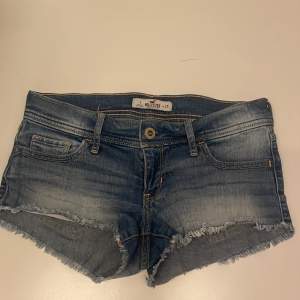 super fina lågmidjade jeans-shorts från hollister som inte säljs längre. säljer då de inte passar längre tyvärr💗midjestorleken är 25 ~ xs/s