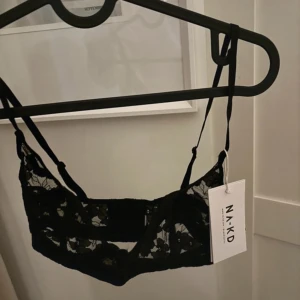 Bralette/bh/topp nakd i spets - Jättefin mesh/spets bh utan bygel från Nakd storlek S! Aldrig använd med prislapp kvar💕 Jättesnygg men tyvärr för storlek för mig:(