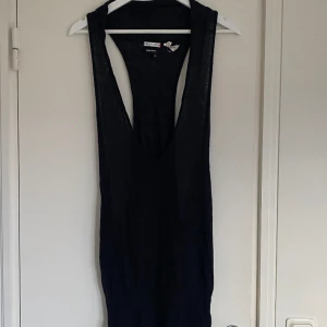 Miss sixty klänning  - Härlig klänning från miss sixty. Klänningen är storlek L och jag brukar ha s men tycker ändå att den passar härligt på en om man gillar att styla något under<33 vilket nog är tanken oavsett hur den sitter på en<3