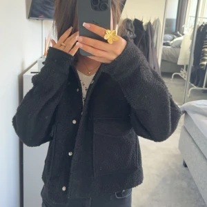 Kort kappa - Säljer en jättegullig svart kort kappa😊 använd några gånger men fortfarande i bra skick. Kan såklart skicka fler bilder🥰