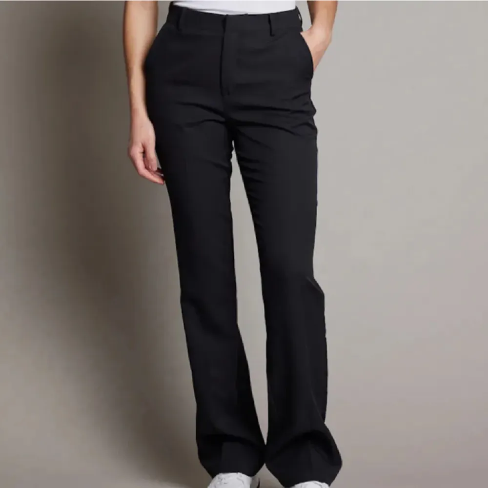 Kostymbyxor från Bikbok i modellen Vilma. Storlek 36 i bra skick, säljer för att de är för små. . Jeans & Byxor.