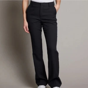 Kostymbyxor Vilma - Kostymbyxor från Bikbok i modellen Vilma. Storlek 36 i bra skick, säljer för att de är för små. 