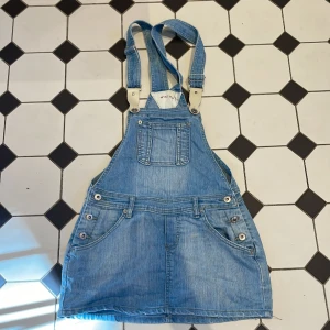 Jeansklänning - Fint skick. Står L men skulle säga S