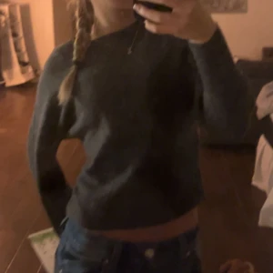 stickad tröja - stickad tröja som jag bara använt 2 gånger. sitter lite tajtare i midjan. skitsnygg till lågmidjade jeans. skriv för fler bilder! 💖tryck gärna köp nu!💖