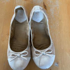 Ballerina skor från Butterfly twists i beige och vit färg. Använda ett flertal gånger men i god skick 