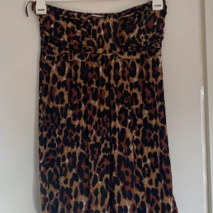 Leopard klänning och kjol - Jättefin klänning från ginatricot i bra skick. Denna är xl vilket jag inte visste när jag köpte den men väldigt oklart, men brukar använda den som både kjol och klännign. 