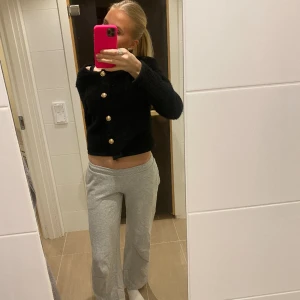 Low waist mjukisbyxor - Jätte snygga och sköna low waist mjukisbyxor från bikbok💓 mycket bra skick! Nypris 399kr