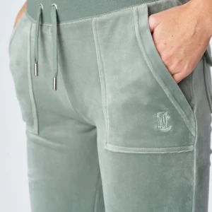 juciy byxor ljusgröna - de är en lite defekter på benet, inget som är sönder men en pytte liten fläck, inget större man lägger märke till men där av priset❤️