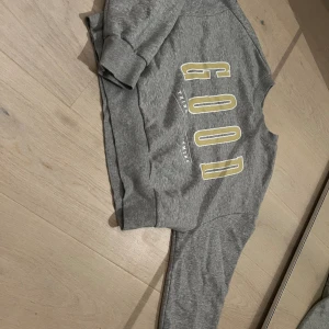 Collegetröja  - Jag har använt den Max 2 gånger och den är jätte fin och är i bra skick det är lite som en magtröja men det är skönt på sommaren när det är varmt