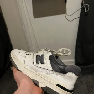 New blance 550 White Grey Dark Grey - Säljer mina New Blance 550 för dem kommer inte till användning, de är sick 8/10 har kvitto och skorlåda 