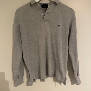 Ralph Lauren Rugby Tröja - Säljer en Ralph Lauren rugby tröja i storlek S men sitter som XS. Den är lite bredare och lite kortare än vanligt. Hör av er vid frågor eller funderingar. Priset kan diskuteras.