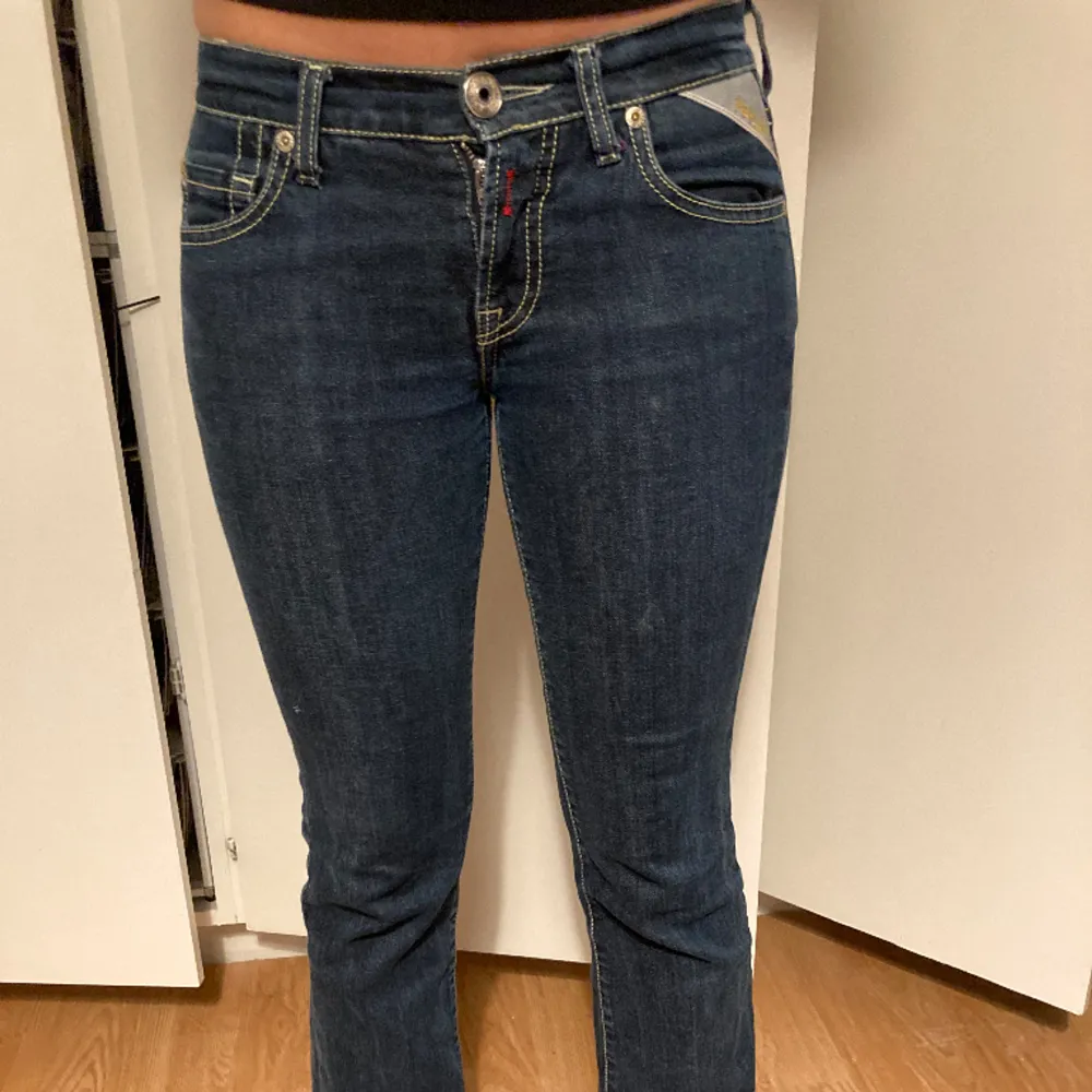 Replay jeans i strl 26/32. Lågmidjade.  Material: 98% Bomull 2% Elastane  Säljes pga de är för små. Mycket fint skick.  Fler bilder kan skickas.. Jeans & Byxor.