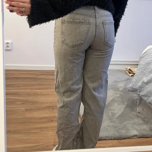 Lågmidjade jeans - Jätte fina gråa lågmidjade jeans från Gina. Säljer för att dom inte kommer till användning. Hör av dig om du har frågor 💓