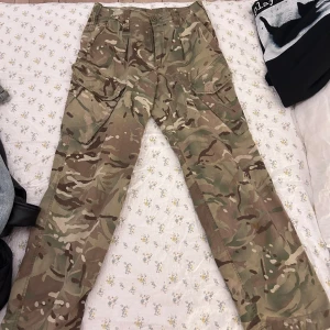 Militärfärgade byxor - Cargo liknande byxor, köpta second hand. Dem hade ett par fläckar men annars väldigt fina