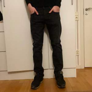 Ett par sjukt feta svarta replay jeans i storlek W31 L32. | Nypris 1699 | Vårat pris endast 599kr | Skick 9/10 knappt använda | Hör av dig om du har frågor kring plagget!🔔