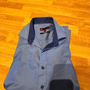 Blå slimfit skjorta från Dressmann storlek M  