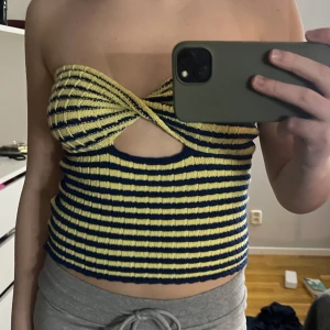 Bandeau topp - Jättesöt gul- och blårandig bandeau topp/tubtopp som passar perfekt till sommaren. Använd ett fåtal gånger och i väldigt bra skick.