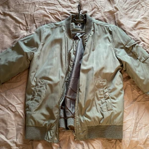 Bomber jacka - Strl M, i fint skick