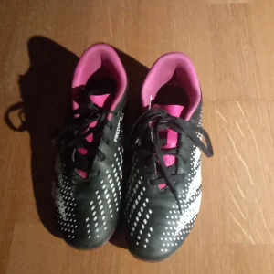 Fotbollsskor 👉⚽❤️👈 - Kommer från Intersport,⚽Med stubbar.⚽❤️. Inte utslitna,har använt dom i ca 8 månader.Säljer dom för att det inte ska stå ivägen och att dom är  försmå. ❤️⚽