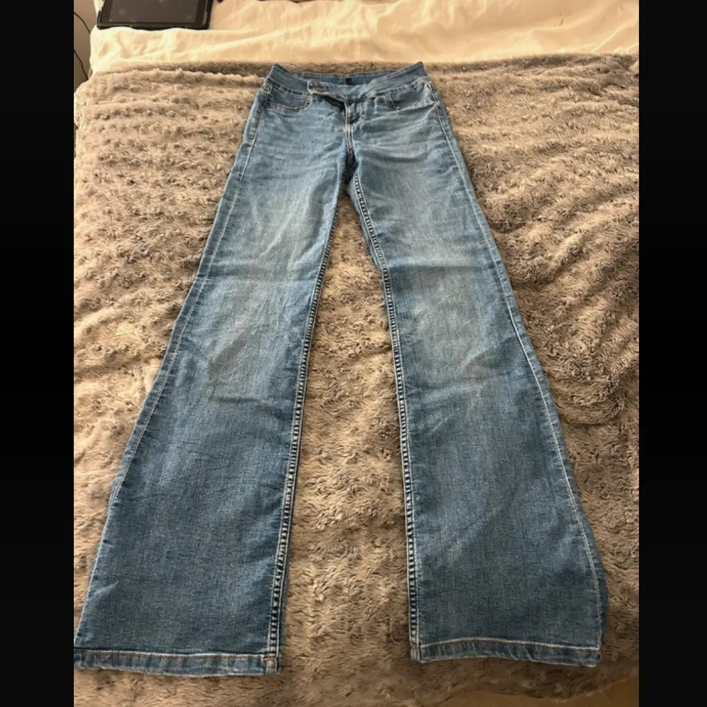 supersnygga jeans med sidoknäppning vid gylfen!! fin kvalitet 🫶  mått: midja 33 innerben 79,5. Jeans & Byxor.