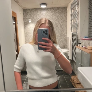 Fluffig Zara T-shirt  - En jättefin och bekväm T-shirt från Zara. Jag har inte använt den så mycket och den är i ett väldigt bra skick. Materialet är lite fluffigt så den är väldigt mjuk och bekväm att ha på sig. 