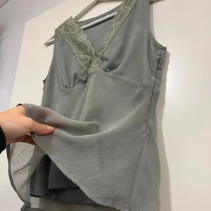 Vintage topp med spets  - Säljer en jättefin topp som jag köpte men som tyvärr är för stor för mig! Superfin grön färg som inte riktigt synd på bilderna då den ser mer grå ut på bilderna. Skriv om ni vill ha nån mer bild som jag tagit😊 (Inte mina bilder)