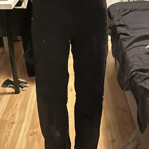 Cargo liknande jeans - Säljer dessa jeans med ”cargo drag” dom är flitigt använda men ändå i fint skick. Köpte dom från zalando men dom är ifrån bershka😙