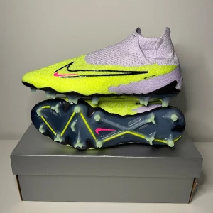 Fotbollsskor Nike - Nike Phantom GX Elite DF 🌟10/10 skick helt nya skor aldrig använda tidigare! Väldigt eftertraktade skor som används av dagens proffs och är dessutom slutsålda överallt! Hör av dig vid minsta fundering 🙏