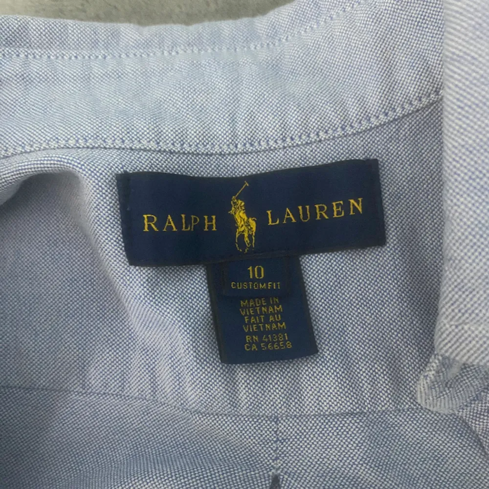 Jag säljer min Ralf lauren skjorta för den har blivit för liten. Det är bara att skriva om ni vill ha mer bilder. Skick 9/10 knappt andvänd.  Storlek 134/140 10y. Skjortor.