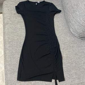 Jätte fin svart klänning! Den är inte använd nästan 2-3 gånger, den har jätte bra material. 