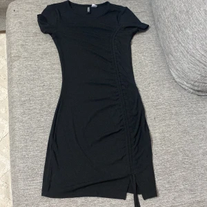 Svart klänning - Jätte fin svart klänning! Den är inte använd nästan 2-3 gånger, den har jätte bra material. 
