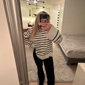 Halvzip randig tröja - Storlek S, men väldigt oversized.