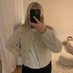 Superfin kofta från Gina🥰 - Jättefin kofta från Gina. I väldigt gott skick!! Perfekt till i vår😍 Skickas mot frakt/hämtas i Helsingborg.