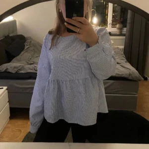 Söt blus - Säljer denna blus som är köpt här på plick! Obs lånad bild!