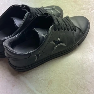 Arigato skor - Säljer då de är försmå för mig 