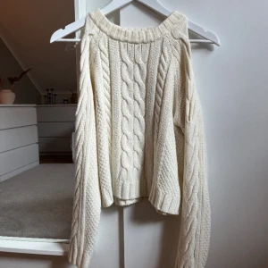 Stickad tröja med öppna axlar - Säljer denna söta stickade tröjan med öppna axlar💕