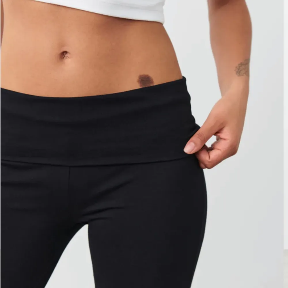 Ett par nästan helt oanvända fold over yoga pants från Gina i perfekt skick. Skriv privat för mer info❤️. Jeans & Byxor.