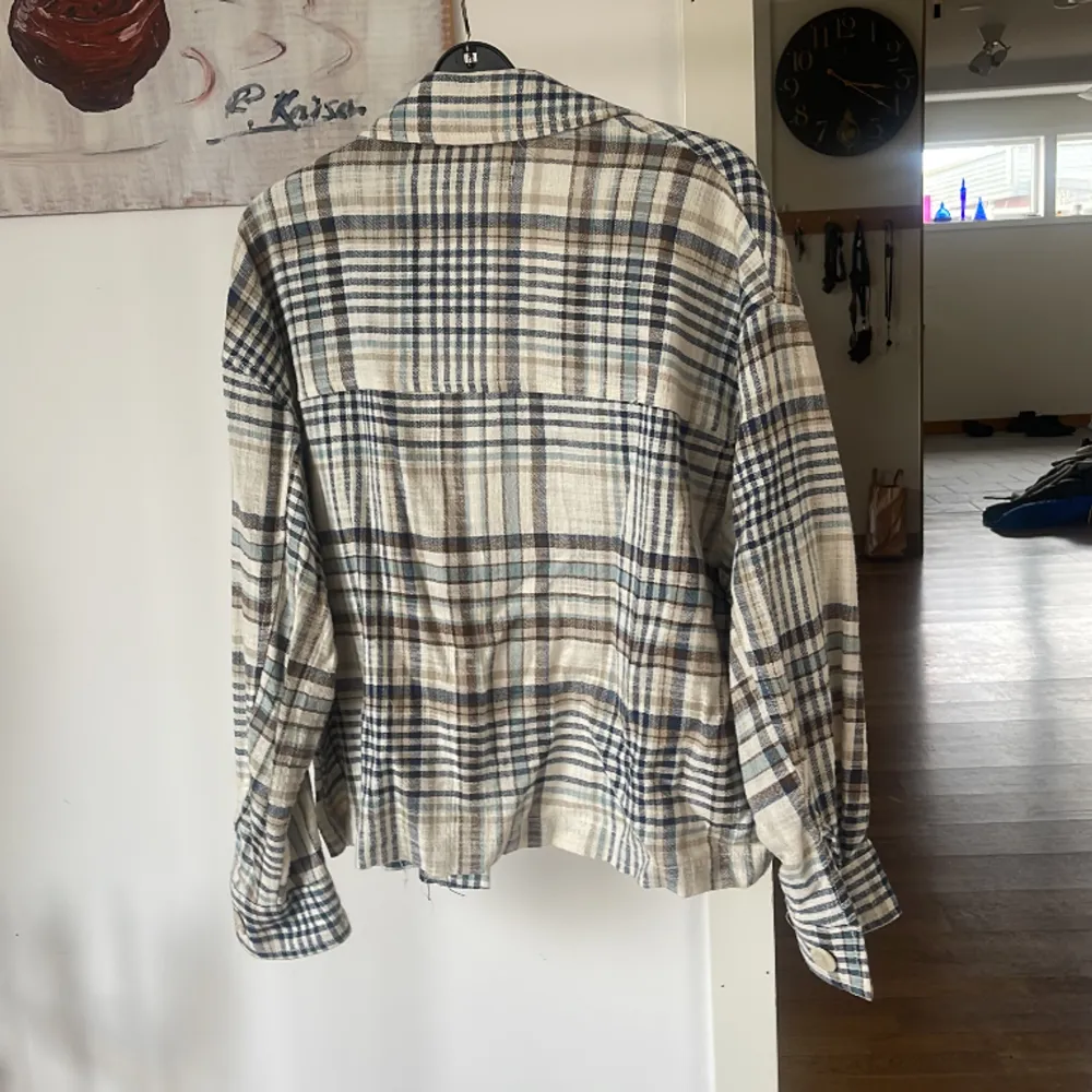 Supergullig tunn jacka/overshirt från Zara. Perfekt till sommaren!   Går i färger om blått/marinblått, brun och beige!. Jackor.