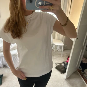 Zara tröja - Jätte fin t-shirt i lite tjockare material! Endast använd 1 gång så i nyskick🥰