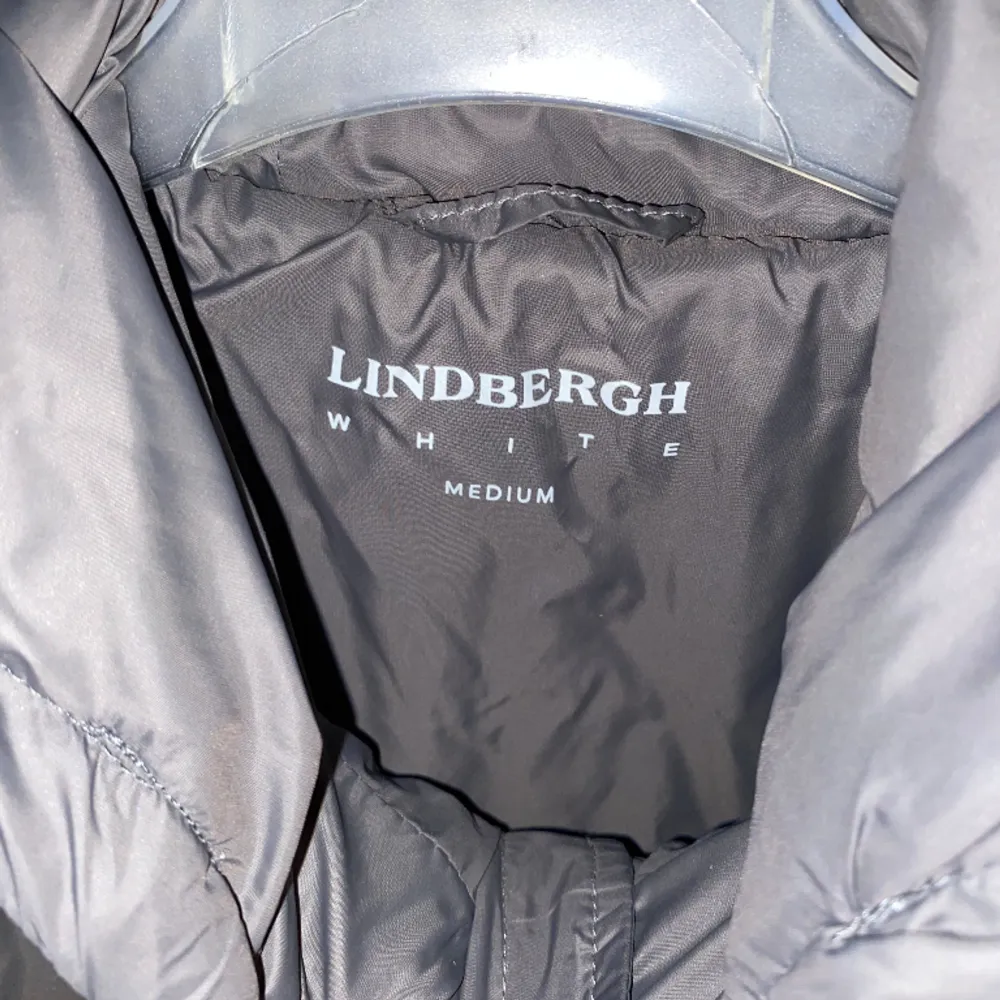 säljer en fet mörk grön caridgan från märket Lindebergh. Skicket är 8/10 och storleken är M. . Tröjor & Koftor.