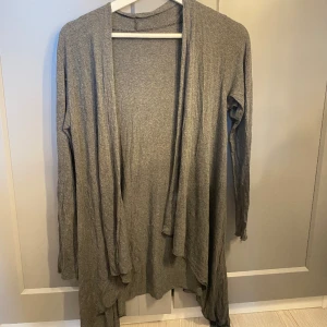 Grå kofta  - Mörk grå tunn kofta som funkar perfekt till sommarn, Köpt på Missäy för några år sedan och använt ett fåtal gånger,  Nypris: 299kr